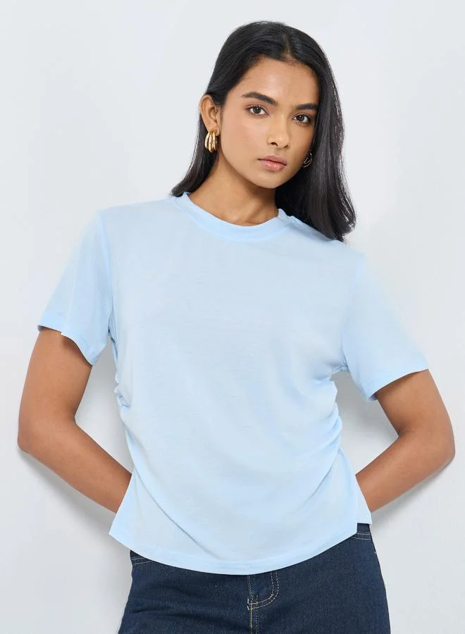 تايك تو تيشيرت بقصة عادية مع تفاصيل مُجمعة